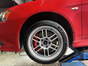 Kit de frenos delanteros D1Spec para Mitsubishi Lancer Evolution, pinzas rojas con rotores y líneas - Product Image 3