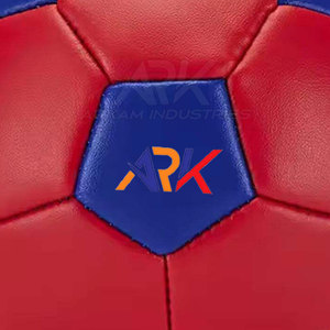 Ballon de handball de style professionnel avec une prise confortable et un poids équilibré, idéal pour l'entraînement et les matchs. - Product Image 5