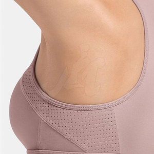 Ensemble de yoga pour femmes, design tendance et moderne, fabriqué avec un tissu respirant et un design élégant pour l'entraînement. - Product Image 4
