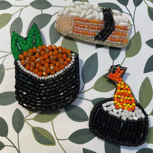 Pendentif long fait main en perles plaqué argent style ethnique bohème vintage, breloque Nootan de style tribal, artisanal pour femme, idéal pour les soirées - Product Image 1