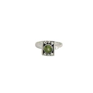 Anillo clásico de ajuste de bisel de plata de ley 925 con corte de peridoto verde para bodas o fiestas para chicas lindas - Product Image 1