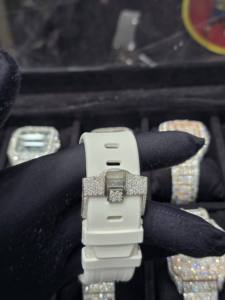 Montre personnalisée de style moderne avec lunette sertie de diamants, boîtier en métal, look luxueux haut de gamme pour homme, montre avec diamants cultivés en laboratoire - Product Image 5