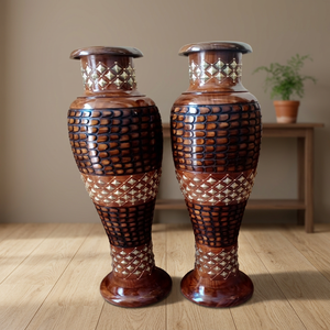 Jarrón de suelo de madera ligero, artesanal y tradicional, con incrustaciones de latón, tallado, alto y decorativo, para la entrada del hogar y la sala de estar. - Product Image 1