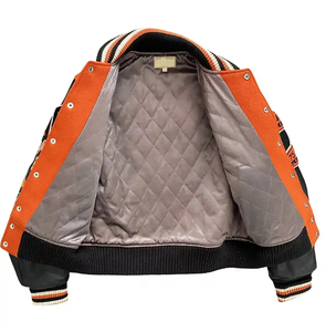 Chaqueta Varsity Warriors de Askim Impex para Hombre, Naranja y Negra con Mangas de Cuero, Parche Bordado, Trajes Deportivos para Hombre, Campeones de Fútbol - Product Image 3