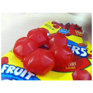 Caramelos tropicales Fruit Gushers 136 g, Fruit Gushers con sabores a uva y tropicales, snacks de frutas en venta. - Product Image 4