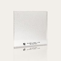 Sculptures d'intérieur sur mesure en verre gravé à l'acide, façonnées au four, texturées, sablées et teintées pour salles de bain, hôtels et escaliers