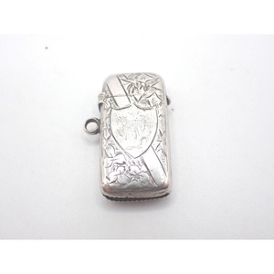 Étui à allumettes vintage en aluminium argenté avec motif floral gravé, durable pour usage domestique - Product Image 1