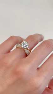 Anillo de Diamante Solitario de Corte Redondo de Lujo de 1.01ct con Banda Abierta, Cultivado en Laboratorio, Oro Amarillo de 14K, Regalo Perfecto para Boda o Sorpresa - Product Image 1