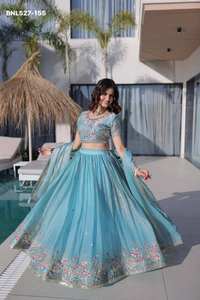 Superbe tissu en soie de couleur éclatante, au design magnifique, avec broderie multi-fils, fournisseur de Leheng Choli & Dupatta d'Inde. - Product Image 2