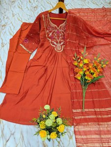 Ensemble Kurta évasé brodé en Mul Chanderi pur pour femme avec pantalon et dupatta jacquard Chanderi - Product Image 4
