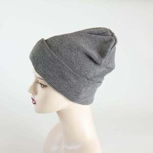 Mini bonnet tricoté style Fisherman avec options de couleurs personnalisées pour les marques de vêtements streetwear et les acheteurs en gros de mode - Product Image 2