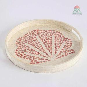 Una bandeja redonda de color rojo coral hecha de nácar con un diseño de conchas marinas y prácticas asas laterales. - Product Image 3
