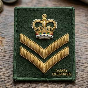 Badge Couronne Chevron en Fil d'Or Fait Main, Service de Broderie Personnalisé pour Blazer, Uniforme, Insigne de Club et Décoration de Vêtements Formels - Product Image 1