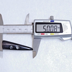 Cierre de cuerno natural duradero y ecológico con dos agujeros, técnica pulida, moderno, para creaciones de joyería hecha a mano - Product Image 5