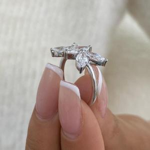 Anillo Floral con Diamantes Marquise en Oro Blanco, Anillo de Compromiso Inspirado en la Naturaleza, Diseño Único de Mariposa, Anillo Fino con Diamante Cultivado en Laboratorio - Product Image 2