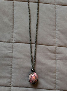 สร้อยคอหินโรโดไนต์สีชมพูทำมือ งานถักมาคราเม่ เชือกสีดำปรับได้ สไตล์โบโฮ เครื่องประดับคริสตัลบำบัด ของขวัญสำหรับผู้หญิง - Product Image 2