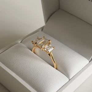 Anillo de Oro Amarillo con Tres Diamantes Cultivados en Laboratorio con Corte Esmeralda - Product Image 3