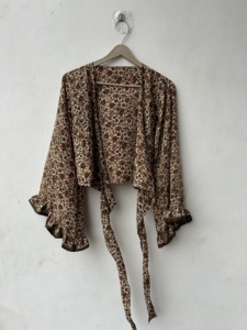 Haut Cache-Cœur Hippie Bohème Vintage en Soie avec Manches Cloche et Nœud, Style Rétro Éco-responsable et Esthétique Spirituel - Product Image 4