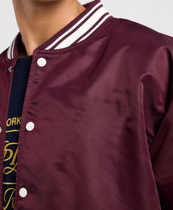 แจ็คเก็ตวาร์ซิตี้ผ้าซาตินคุณภาพสูงสำหรับผู้ชาย ดีไซน์ทันสมัย เสื้อแจ็คเก็ตเลตเตอร์แมนระดับพรีเมียมเพื่อแฟชั่นสุดยอด โฆษณาแจ็คเก็ตวาร์ซิตี้ - Product Image 3