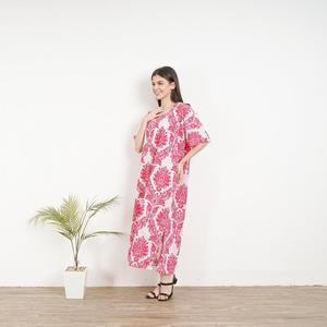 Vestido Kaftán de Algodón con Estampado Floral Rosa para Mujer, Corte Holgado, Cuello en V, Estilo Maxi, para Descansar o para la Playa - Product Image 4