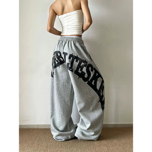 Pantalones deportivos anchos y holgados de color gris para mujer – Joggers con estampado de letras americanas Y2K |   Pantalones de estilo urbano vintage de corte holgado - Product Image 1