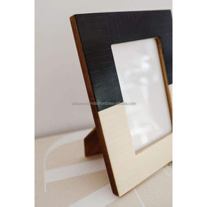 Marco de Fotos de Madera Hecho a Mano con Patrón de Rayas en Tonos Taupe y Marfil, Decoración Moderna para el Hogar - Product Image 5