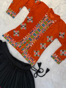 Ensemble décontracté pour femme : veste orange à séchage rapide en coton brodé style indien traditionnel et jupe longue noire - Product Image 2