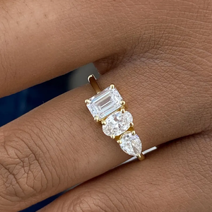 Bague en or jaune 14 carats avec émeraude taille poire, diamant ovale et diamant de laboratoire à 3 pierres – Diamant éco-responsable – Cadeau d'anniversaire - Product Image 1