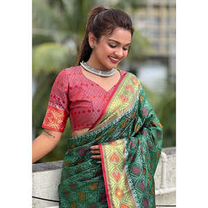 Sari de Seda Patola Verde Suave con Tejido Elite Weaves, Meenakari y Zari, Vestidos Elegantes para Graduación - Product Image 3