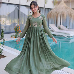 Salwar Kameez traditionnel indien en soie brodée, coupe ajustée, manches longues, prêt-à-porter, style designer. - Product Image 1