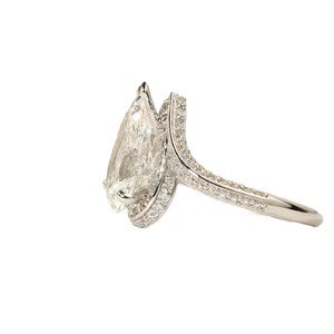 Bague de fiançailles demi-éternité en or massif 10K 14K 18K avec diamants de laboratoire ronds et en forme de poire, couleur DEF, clarté VS VVS, certifiée IGI - Product Image 2