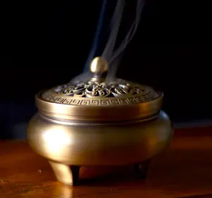 Quemador de Bakhoor Artístico de Metal Dorado con Motivos Tradicionales para Ceremonias Religiosas, Precio de Venta para Exportación - Product Image 6