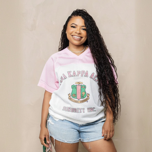 Camiseta de Mujer con Cuello en V Rosa 1908 con Logotipo Personalizado, Corte Regular, con Mangas Cortas de Malla Verde, Corte Regular - Product Image 1