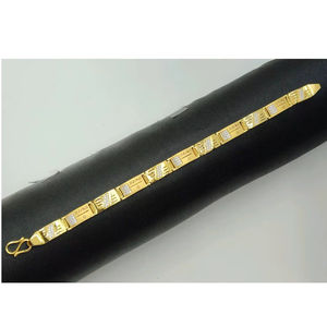 Bracelet élégant en or 22 carats avec finition texturée, design artisanal de qualité supérieure pour un usage quotidien et des occasions festives - Product Image 3