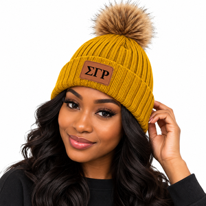 Gorro de Punto Acanalado Amarillo Mostaza con Pompón de Piel Sintética Marrón, Parche con Letra Griega, Borde Plegado, Gorro Cálido de Invierno Unisex Casual - Product Image 1