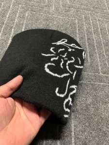 Gorro de Punto Acrílico Unisex con Diseño de Araña Jacquard, sin Puño, Gorro de Invierno Corto de Acrílico con Logotipo Personalizado al por Mayor para Hombre - Product Image 4