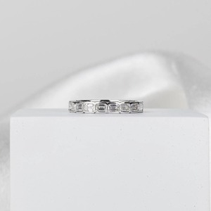Anillo de Diamantes Cultivados en Laboratorio con Corte Esmeralda de 1.5 Quilates, Estilo Eternity en Oro Blanco de 14K, Anillo de Boda Minimalista Apilable - Product Image 3