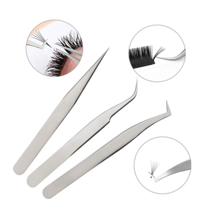 Pince à épiler professionnelle en acier inoxydable pour extensions de cils, testée à la main, avec logo personnalisé, pointe fine et prise ferme - Product Image 3