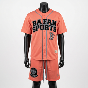 Conjunto de camiseta sin mangas y pantalones cortos para hombre, 180 GSM, poliéster suave, tela de malla coral, panel gris con logo. - Product Image 6