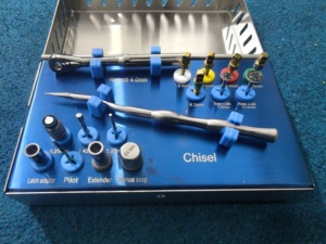 Kit d'implants dentaires manuels en acier inoxydable Bone Bridge Instruments BBI-386, comprenant ciseaux, disques, et dilatateurs osseux, avec tige de 3 mm et tête de 1,6 mm - Product Image 2