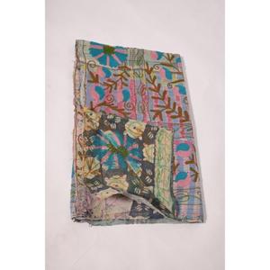 ผ้าคลุมเตียงลายดอกไม้สไตล์โบฮีเมียน ลาวินาส คันธา ซูซานี ปักลายด้วยมือ ทำจากผ้าฝ้ายวินเทจ เป็นมิตรกับสิ่งแวดล้อม ซักได้ ใช้ได้ทุกฤดู ผลิตในอินเดีย - Product Image 5