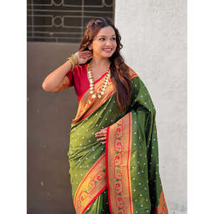 ผ้าไหมผสมไหมพิธานี แบนดานี ลายเมเฮนดีสีเขียว สำหรับผู้หญิง โดย Elite Weaves น้ำหนัก 650 กรัม - Product Image 5