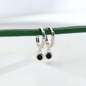 Pendientes de Aro Huggie con Bisel de Oro Sólido de 14K y Diamantes Negros de 10mm, Joyería Minimalista y Elegante, Regalo para Mujer - Product Image 6