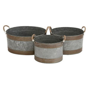 Ensemble de jardinières grises galvanisées décoratives pour l'extérieur fournitures de jardin jardinières en métal avec poignées et design sculpté à la main - Product Image 3