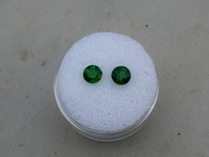 2 gemas redondas sueltas de diópsido cromado de 5 mm cada una para manualidades, joyería y coleccionismo - Product Image 1