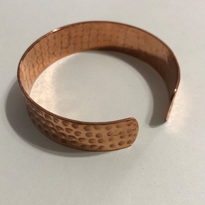 Bracelet manchette en cuivre texturé à fossettes, pièce maîtresse tendance, accessoire artisanal fait main, bijou unisexe réglable - Product Image 3