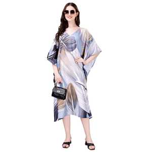 Robe kaftan courte pour femme – Bleu pastel avec imprimé floral abstrait coloré, coupe ample, style tunique. - Product Image 1