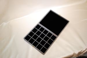 Boîte de rangement pour bagues japonaise rectangulaire à vingt compartiments avec coins arrondis et finition en velours 243x213x50mm - Product Image 5