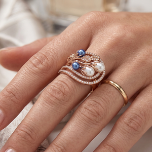 Bague de luxe en or rose 18 carats avec saphir bleu et accents de perles blanches pour femme, bijoux de mariage, de fiançailles et de fête - Product Image 3