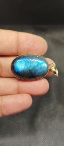 Colgante de Labradorita Azul Fuego Natural con Acabado Texturizado y Bisel Chapado en Oro sobre Latón - Product Image 5